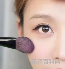 新手怎么学化妆，学化妆出来工资高吗