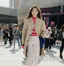 风衣怎么搭配，女士风衣最新款图片