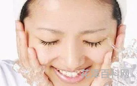 冷水洗脸的好处 有痘痘的人用什么洗脸最好