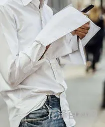 白衬衫发黄怎么办，白衣服发黄洗白简单有效方法