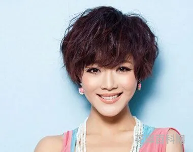 女生烫什么发型好看 现在流行烫什么发型女