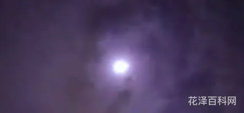 东京上空划过火球