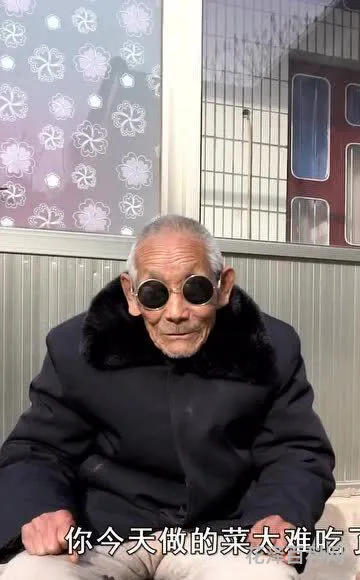 八十岁老汉吹唢呐